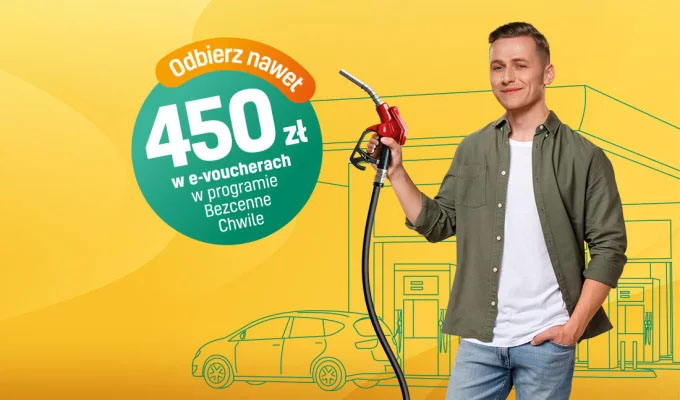 Młody mężczyzna z pistoletem do paliwa, zachęca do wzięcia udziału w akcji promocyjnej.