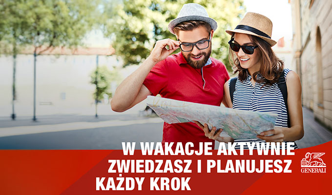 Dwie osoby stojące na ulicy przeglądają papierową mapę miasta; na dole grafiki widoczny napis: ‘W wakacje aktywnie zwiedzasz i planujesz każdy krok’ oraz logo Generali.”