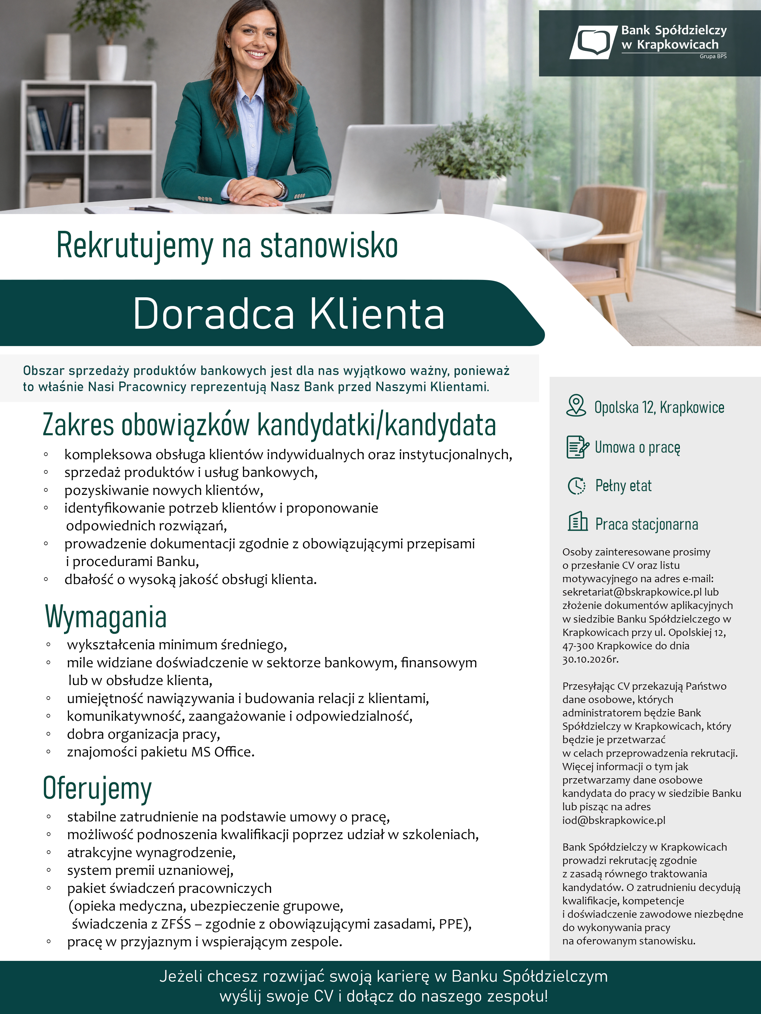 Grafika rekrutacyjna Banku Spółdzielczego w Krapkowicach. W górnej części znajduje się zdjęcie osoby siedzącej przy biurku z laptopem, na tle jasnego biura z regałem, roślinami i dużymi oknami. Centralnie umieszczono hasło „Rekrutujemy na stanowisko Doradca Klienta”. Poniżej przedstawiono zakres obowiązków, obejmujący obsługę klientów, sprzedaż produktów bankowych, pozyskiwanie nowych klientów oraz prowadzenie dokumentacji. W dalszej części wymieniono wymagania, m.in. wykształcenie średnie, komunikatywność, umiejętność budowania relacji i znajomość pakietu MS Office. Sekcja „Oferujemy” zawiera informacje o stabilnym zatrudnieniu, szkoleniach, atrakcyjnym wynagrodzeniu, premiach i świadczeniach pracowniczych. Po prawej stronie podano lokalizację pracy: ul. Opolska 12 w Krapkowicach, umowę o pracę, pełny etat i pracę stacjonarną wraz z informacjami o składaniu aplikacji.