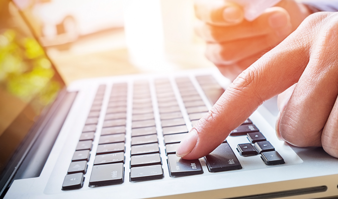 Palec wskazuje klawisz na klawiaturze