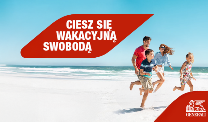 Uśmiechnięta rodzina, biegnąca po plaży. Są radośni i beztroscy ponieważ zakupili wakacyjne ubezpieczenie Generali.